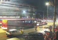 Bombas de gás e correria: veja a briga no entorno do Beira-Rio que paralisou Inter x Bolívar