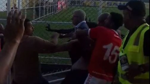 Técnico e jogadores do América-RJ brigam com torcedores