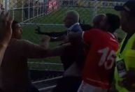 Técnico e jogadores do América-RJ brigam com torcedores após derrota; veja o vídeo