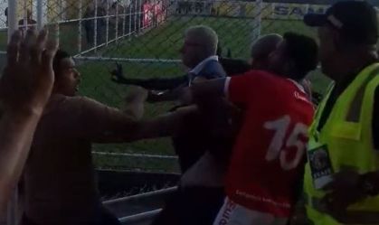 Técnico e jogadores do América-RJ brigam com torcedores após derrota; veja o vídeo