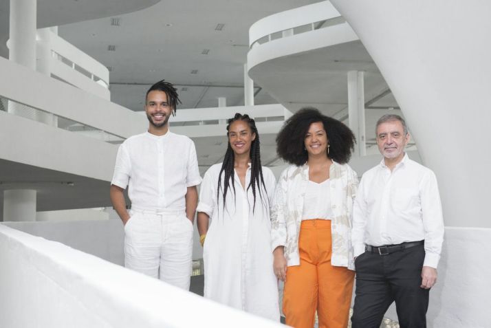 Retrato dos curadores da 35ª Bienal de São Paulo. Da esq. para a dir.: Hélio Menezes, Grada Kilomba, Diane Lima e Manuel Borja-Villel. / Levi Fanan / Fundação Bienal de São Paulo