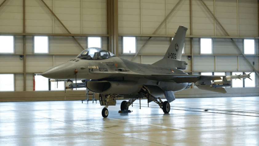 Um F-16 em angar na Holanda / Piroschka van de Wouw/Reuters