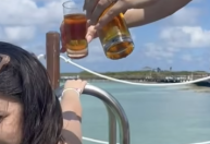 Trend do TikTok incentiva bronzeamento com cerveja; entenda como prática traz riscos à saúde