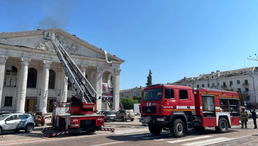 Equipes de resgate trabalham no local de um ataque de míssil russo, em meio ao ataque da Rússia à Ucrânia, em Chernihiv, Ucrânia, em 19 de agosto de 2023 / Polícia Nacional/Reuters