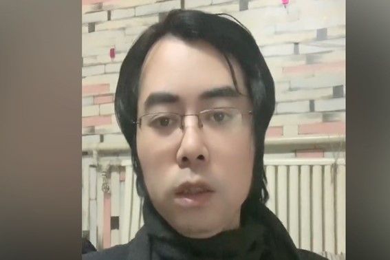 O criador de conteúdo Tao Chen num vídeo publicado nas redes sociais chinesas. / Douyin