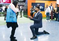 Inspirado em filmes, indiano faz pedido de casamento inusitado à namorada em aeroporto