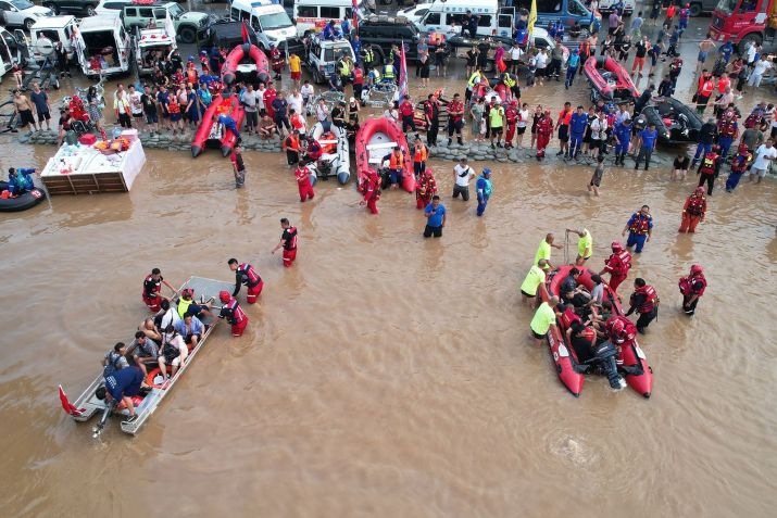 Equipes de resgate usam botes de borracha para transportar residentes de Zhuozhou presos pelas águas da enchente após dias de chuvas trazidas pelo tufão Doksuri em 2 de agosto / Zhai Jujia/China News Service/VCG/Getty Images