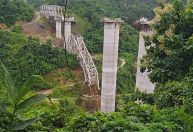 Desabamento de ponte em construção mata 17 pessoas na Índia