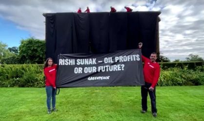 Ativistas do Greenpeace cobrem mansão particular do primeiro-ministro britânico com pano preto