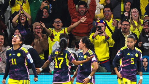 Seleção colombiana comemora gol contra a Alemanha