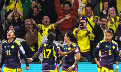 Seleção colombiana comemora gol contra a Alemanha