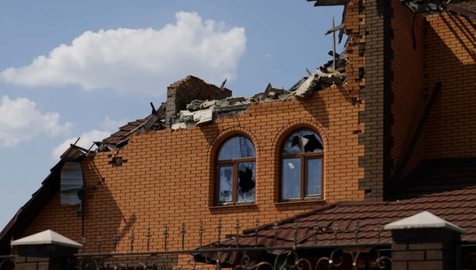 Construções danificadas nas ruas de Orikhiv / Brice Lane/CNN