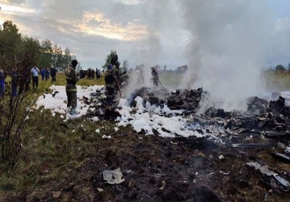 Bombeiros trabalham em meio aos destroços após o acidente do jato privado de Prigozhin no dia 23 de no dia 23 de agosto. / Investigative Committee of Russia/Reuters