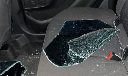 Leandro Donizete publica foto do carro com os vidros quebrados