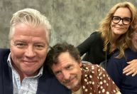 Fãs de “De Volta Para o Futuro” se emocionam com foto de elenco 33 anos após fim da trilogia
