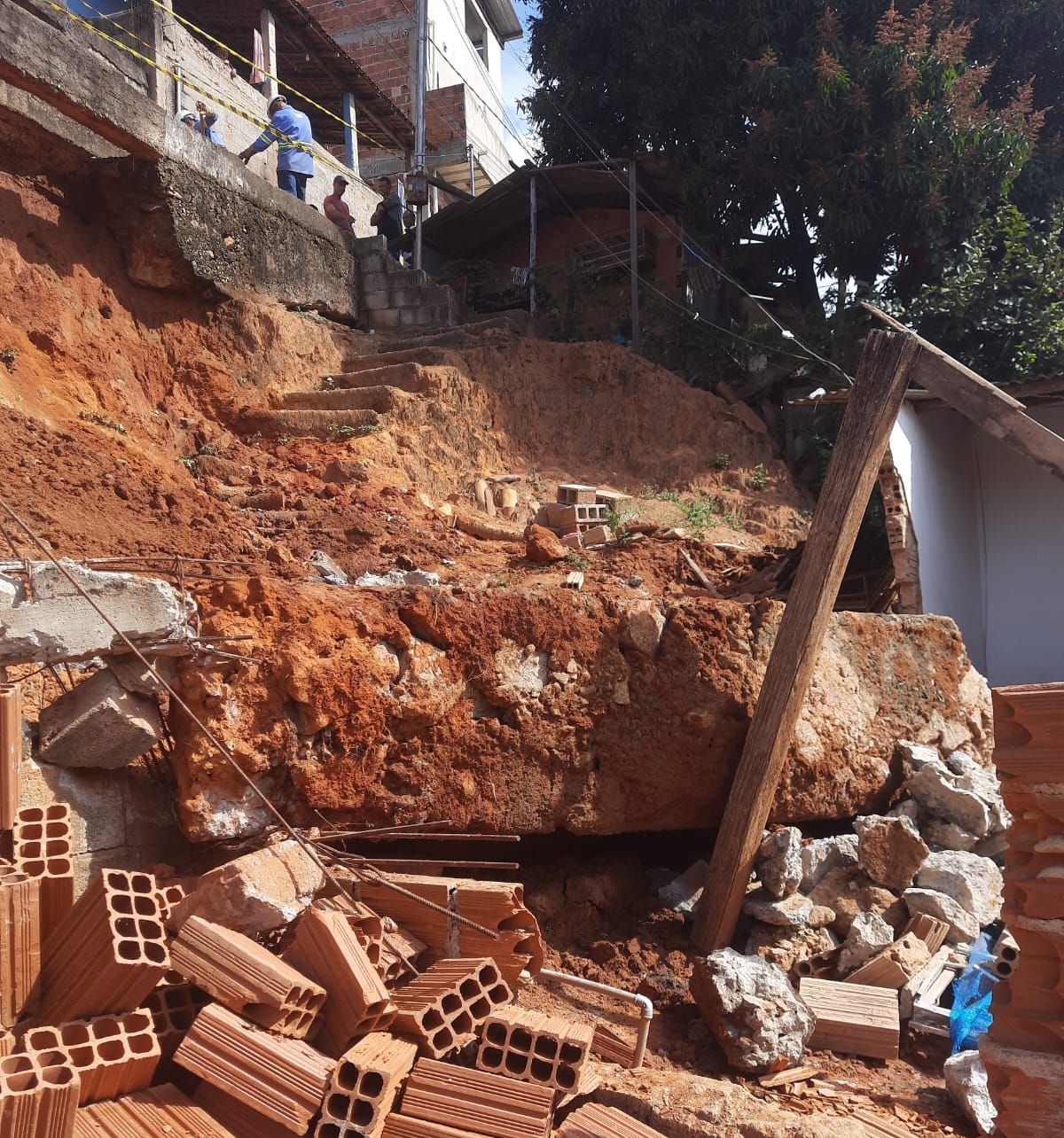 bloco de concreto atinge casa e mata mulher de 30 anos em Teófilo Otoni (MG)