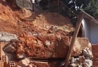 Mulher morre após bloco de concreto desprender de passarela e atingir sua casa em MG