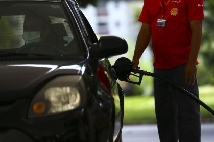 Frentista abastece veículo com etanol em posto de gasolina da Shell