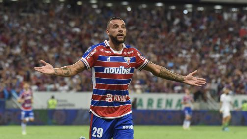 Guilherme comemora o primeiro gol do Fortaleza sobre o América-MG