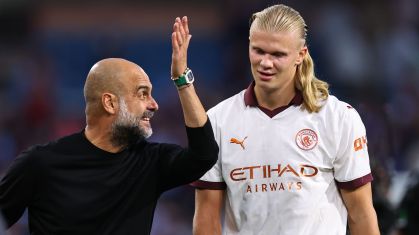 Guardiola e Haaland conversam na vitória do Manchester City sobre o Burnley
