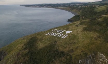 Sinéad O'Connor ganha homenagem em encosta irlandesa; saiba como será funeral