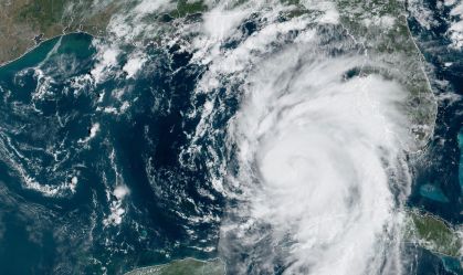Tempestade Idalia vira furacão e segue em direção à Flórida