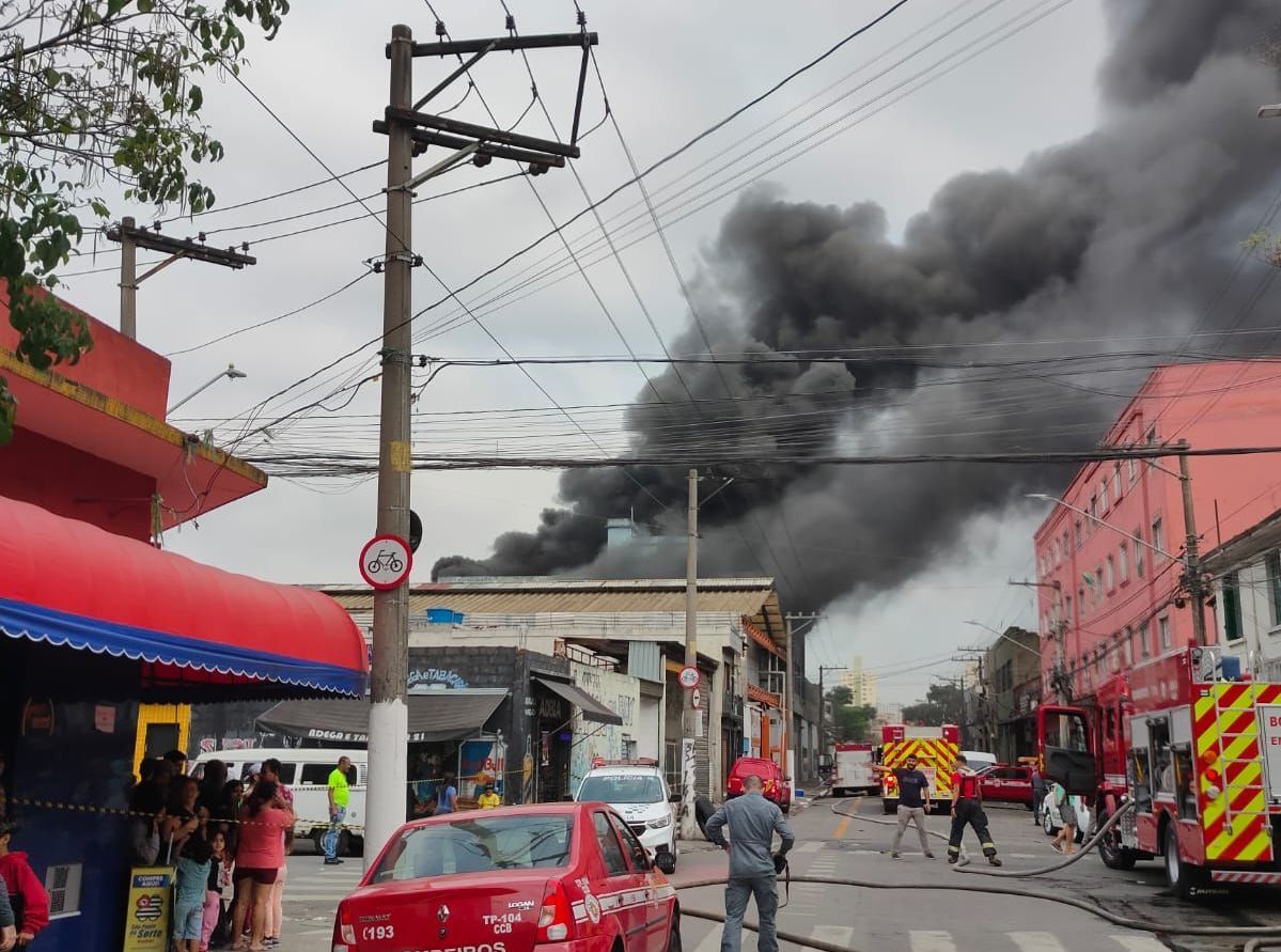 Incêndio em loja de colchão no Brás deixa três pessoas feridas