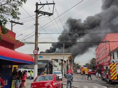 Incêndio em loja de colchão no Brás deixa três pessoas feridas