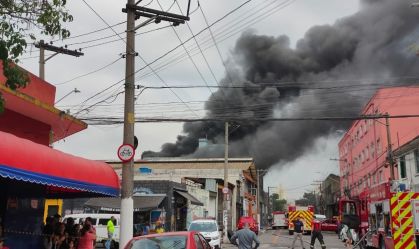 Incêndio em loja de colchão no Brás deixa três pessoas feridas