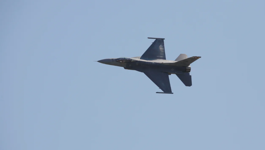 Um caça F-16 se apresenta em um show aéreo em Houston, Estados Unidos, em 10 de outubro de 2020 / Lao Chengyue/Xinhua/Getty Images/FILE