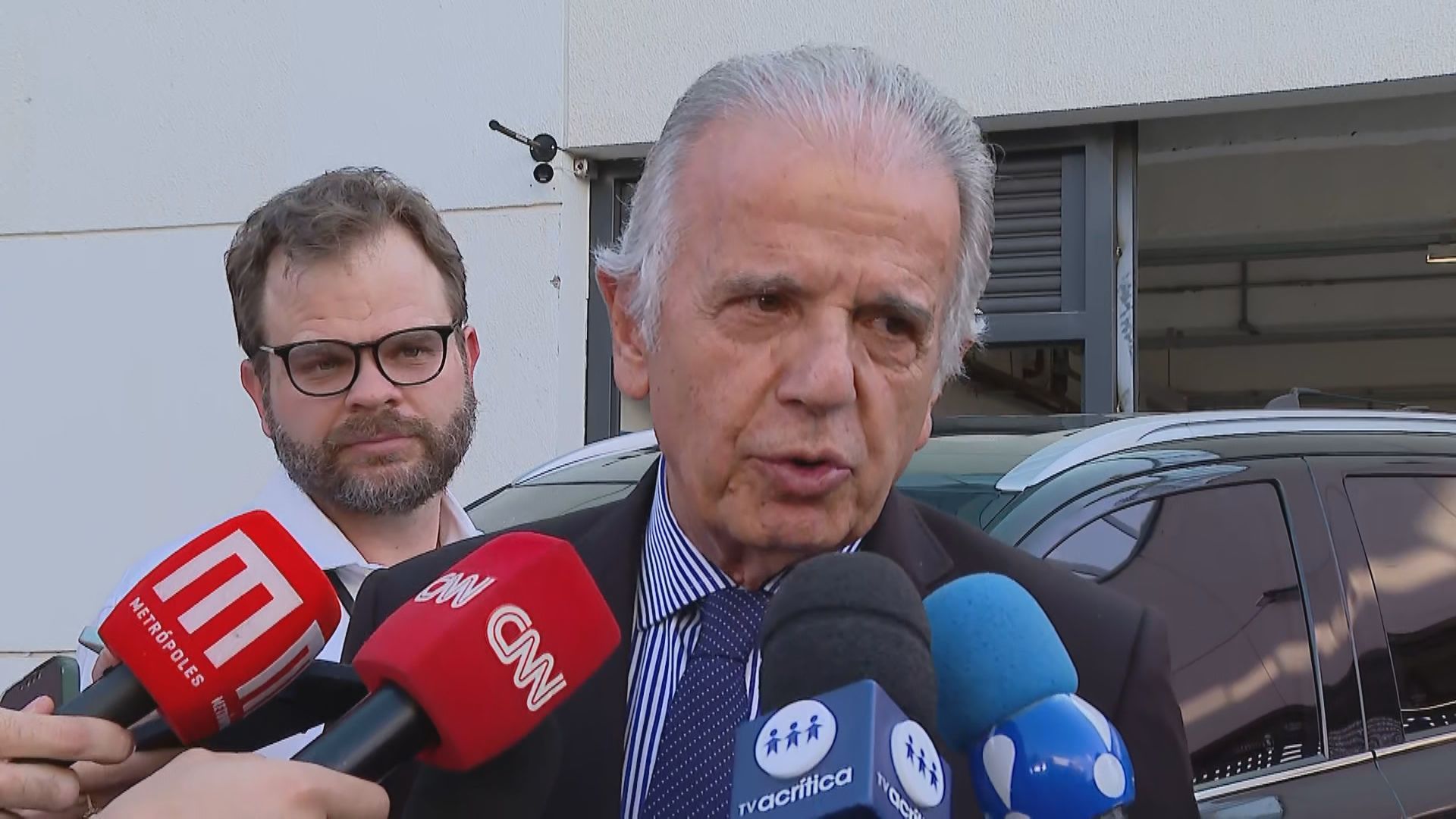 José Múcio Monteiro, ministro da Defesa, fala com jornalistas, em Brasília