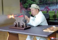 Coreia do Norte divulga fotos de Kim Jong Un visitando fábrica de armas e atirando
