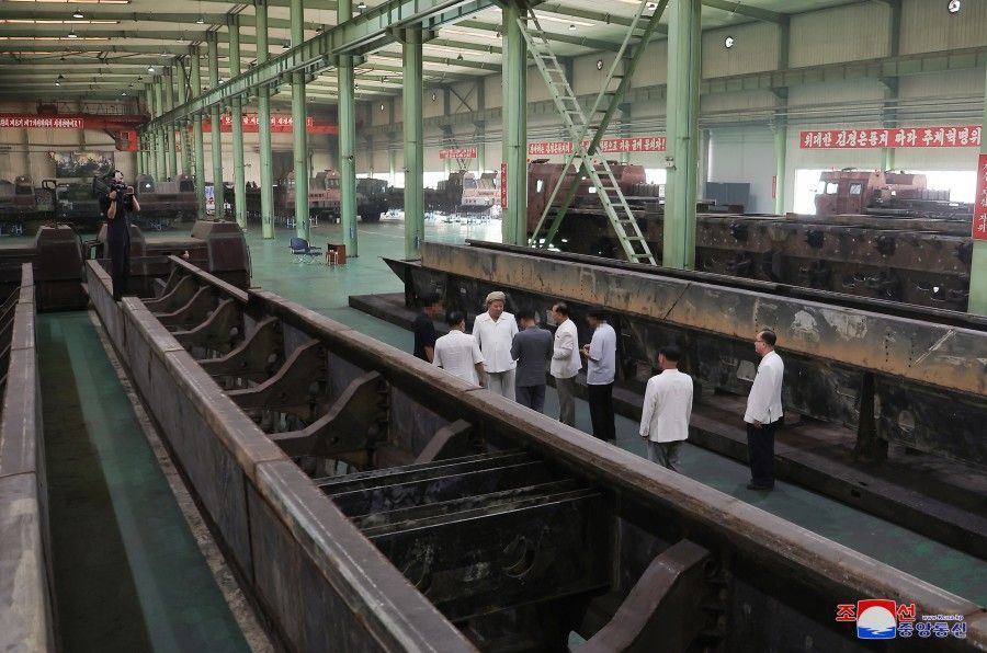 Kim Jong Un dá orientações durante visita a fábrica de munições  / KCNA (05/08/2023)