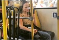 Em meio a polêmica, imagem de Larissa Manoela em ônibus viraliza e confunde fãs
