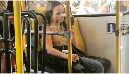 Em meio a polêmica, imagem de Larissa Manoela em ônibus viraliza e confunde fãs