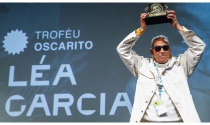 Horas após morte de Léa Garcia, filho recebe troféu em homenagem à mãe
