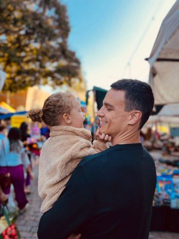 O artista plástico Lucas Paulucci, de 33 anos, de Campinas (SP), é pai solo da Georgia / Arquivo Pessoal