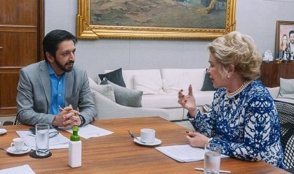 O prefeito de São Paulo, Ricardo Nunes, em reunião com a secretária municipal de Relações Internacionais, Marta Suplicy