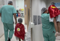 Médico viraliza ao transformar crianças em super-heróis durante ida à cirurgia