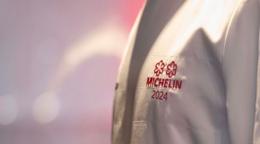 Chef carrega reconhecimento das estrelas Michelin em seu uniforme / Divulgação
