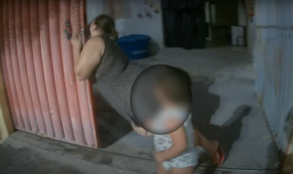 Mulher desmaia e é socorrida por motoboy que fazia entrega; veja vídeo