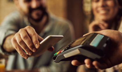 Pagamentos por aproximação com cartão crescem mais de 30% em 2023, diz BC