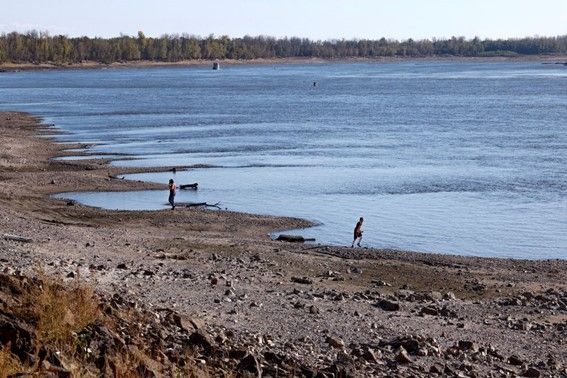 Pessoas caminham ao longo das margens do rio Mississippi, onde a água baixou a níveis recordes, em Grand Tower, Illinois, em 2 de novembro de 2022. / Evelyn Hockstein/Reuters