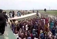 Descarrilamento de trem mata ao menos 30 pessoas no Paquistão