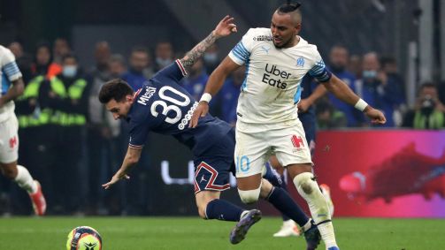Payet dribla Messi em partida do Campeonato Francês