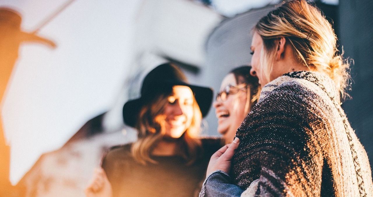 mulheres mulher rindo feliz amigas