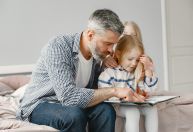 Pai depois dos 50 anos: principais desafios, rotinas e o que a maturidade traz de positivo