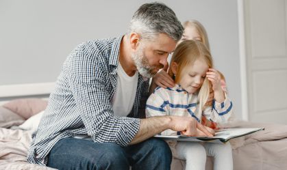Pai depois dos 50 anos: principais desafios, rotinas e o que a maturidade traz de positivo