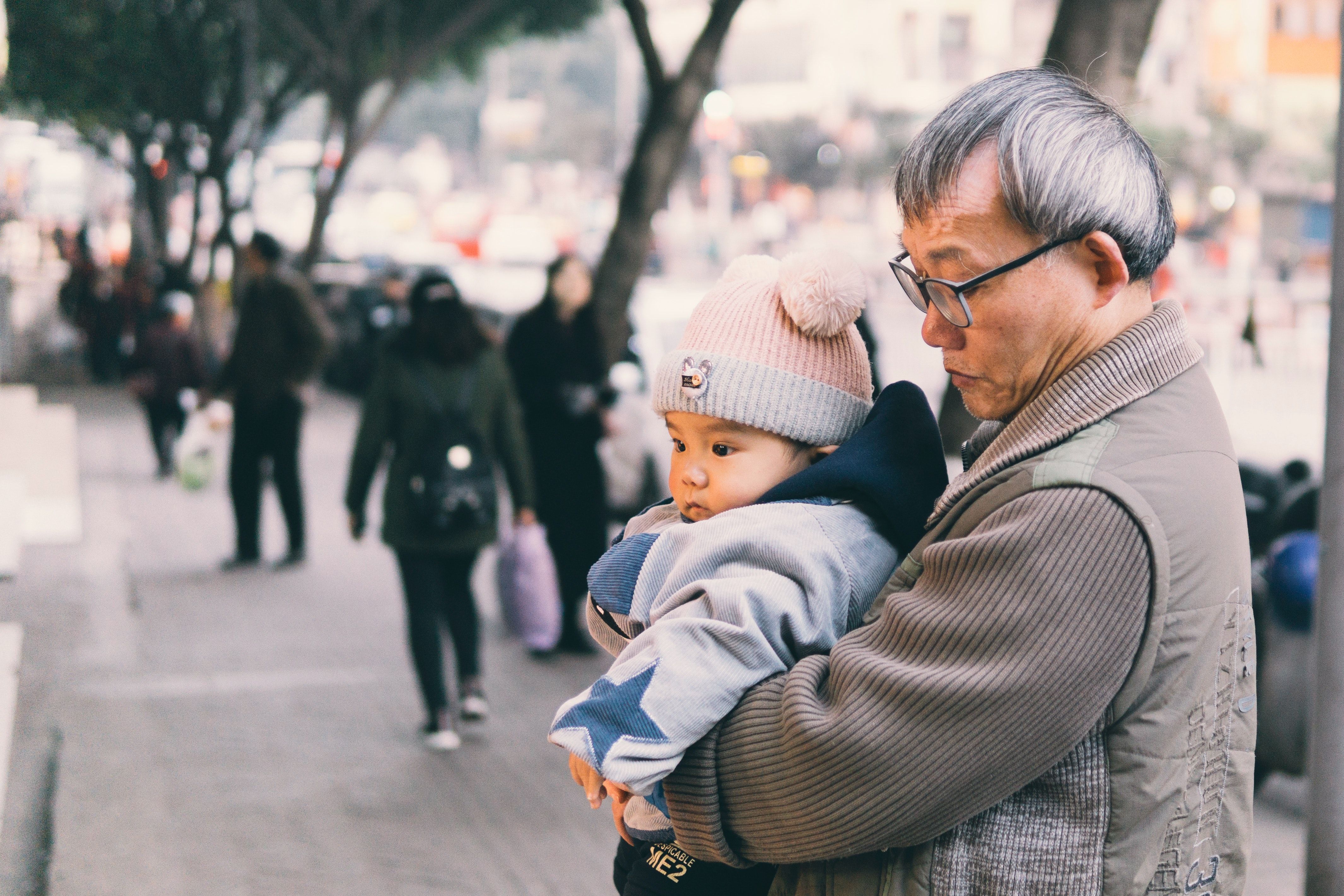 Homens que se tornam pais após os 50 anos podem ser confundidos como avôs / Banco de imagens/Pexels/sklei