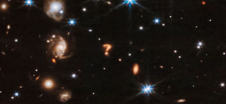 A imagem do "ponto de interrogação cósmico" foi capturada pelo telescópio James Webb Space, desenvolvido pela NASA em colaboração com a Agência Espacial Européia e a Agência Espacial Canadense